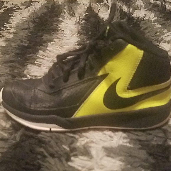 Boys Nike Sneakers - Picture 8 of 10